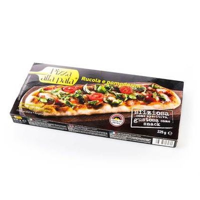 Длинная пицца с руколой и помидорами черри Италия